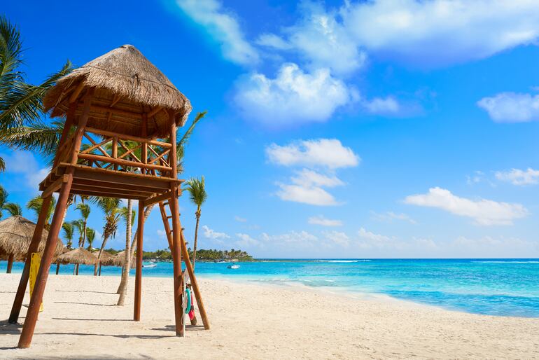 Torre de salvavidas en Akumal