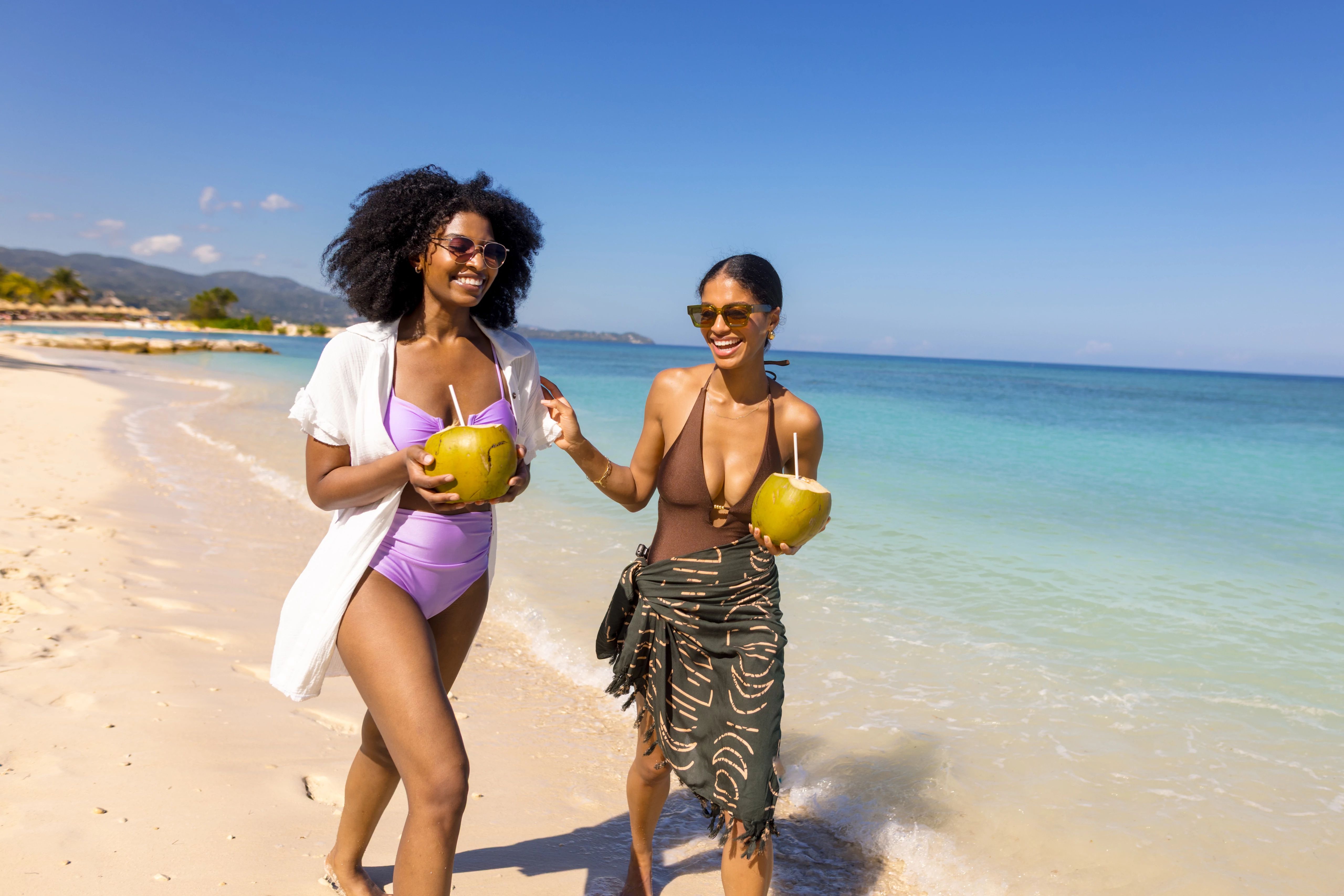 Amigas disfrutando de cocos en la playa de Punta Cana