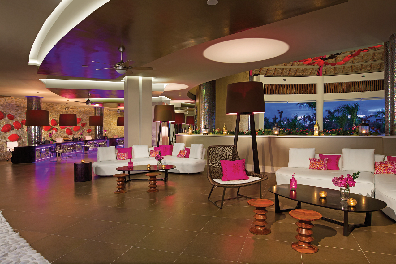Lobby sofisticado de Breathless Punta Cana