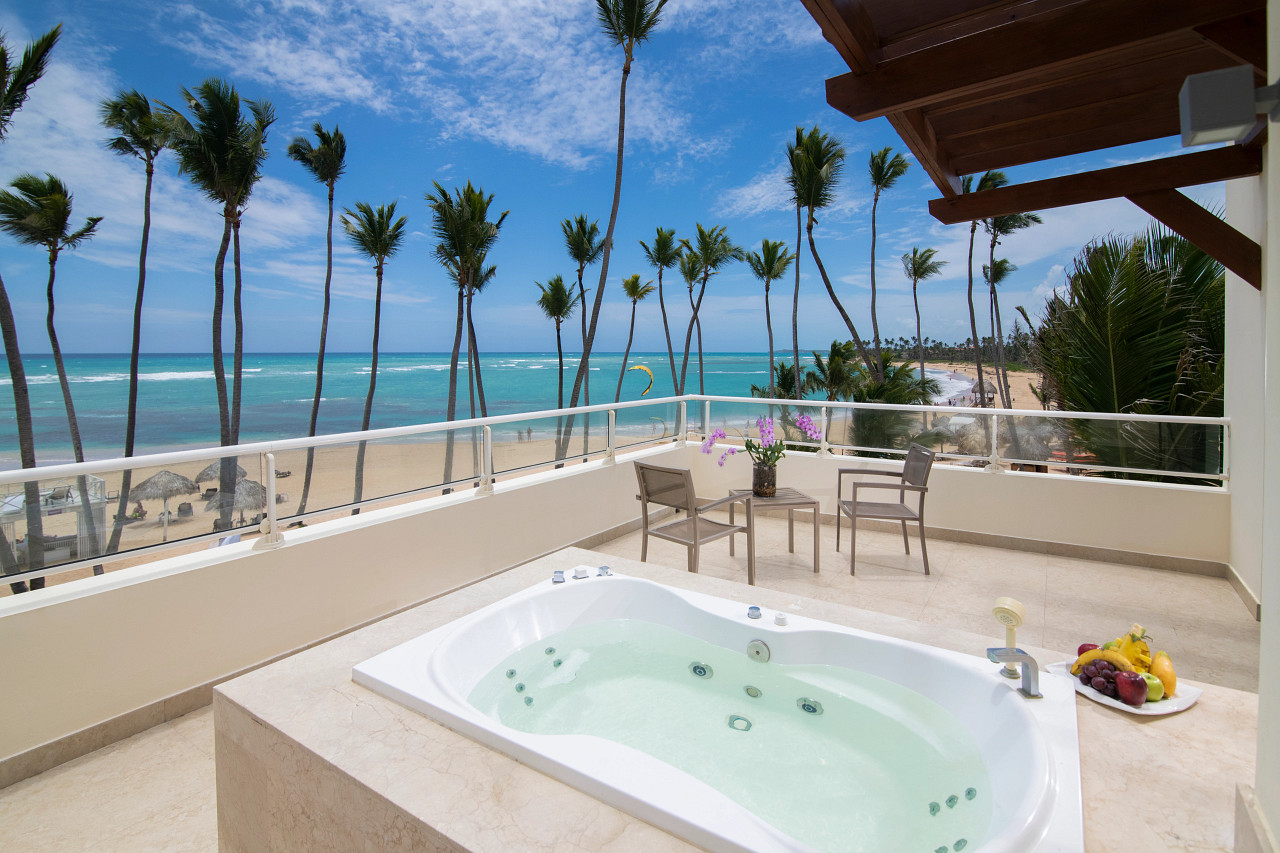 Terraza privada con jacuzzi en Breathless