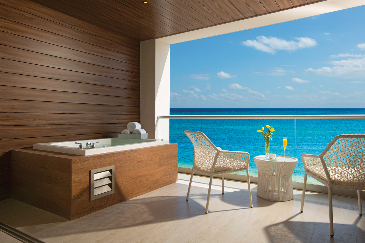 Balcón Privado con Jacuzzi - Breathless Riviera Cancún