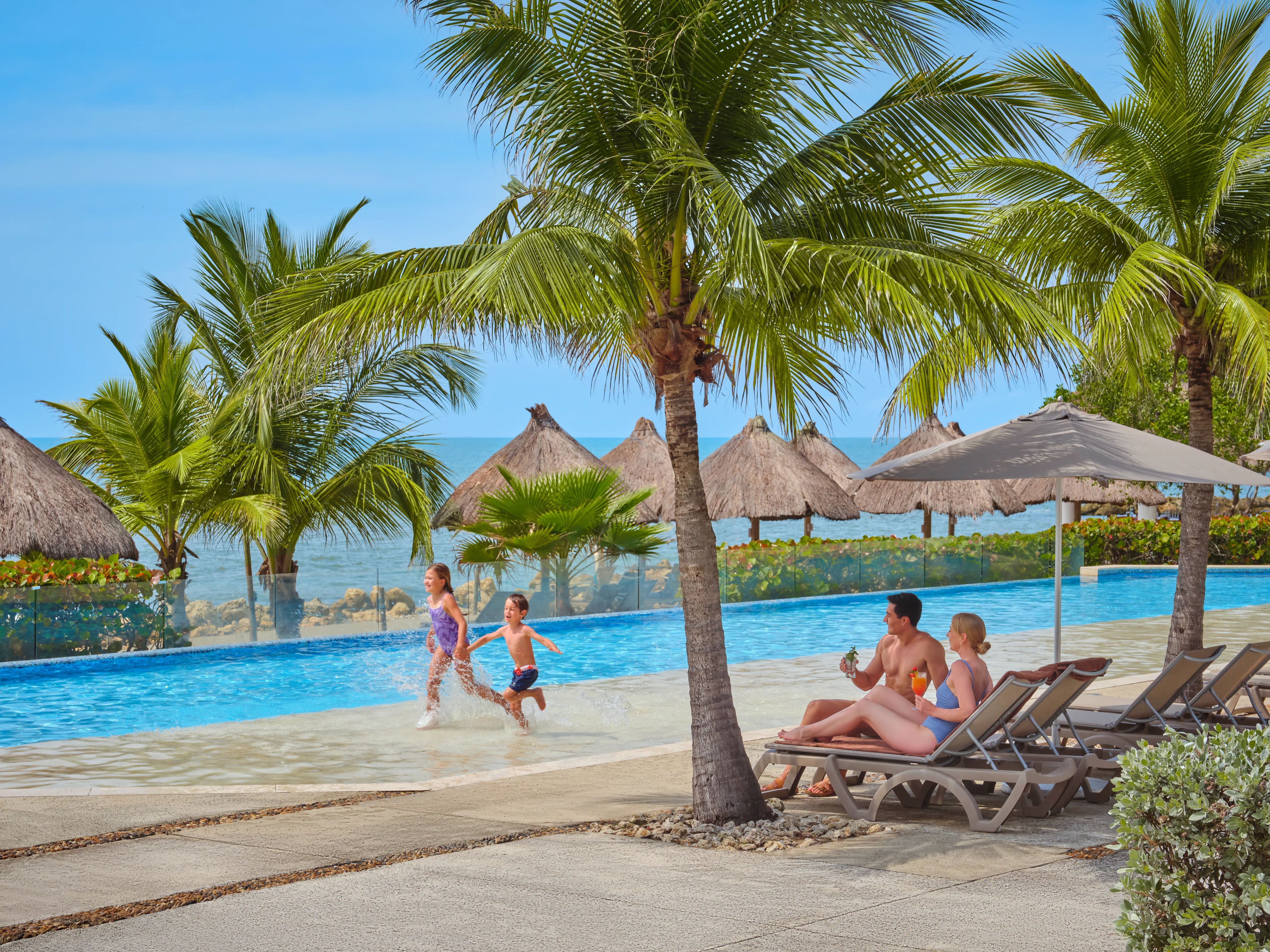 Piscina de estilo infinito en Dreams Royal Beach Punta Cana