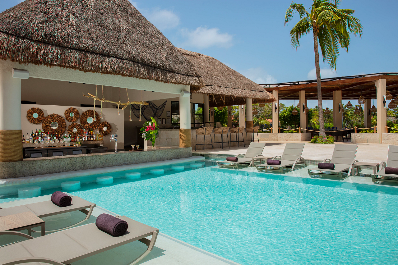 Piscina y bar acuático en Dreams Aventuras