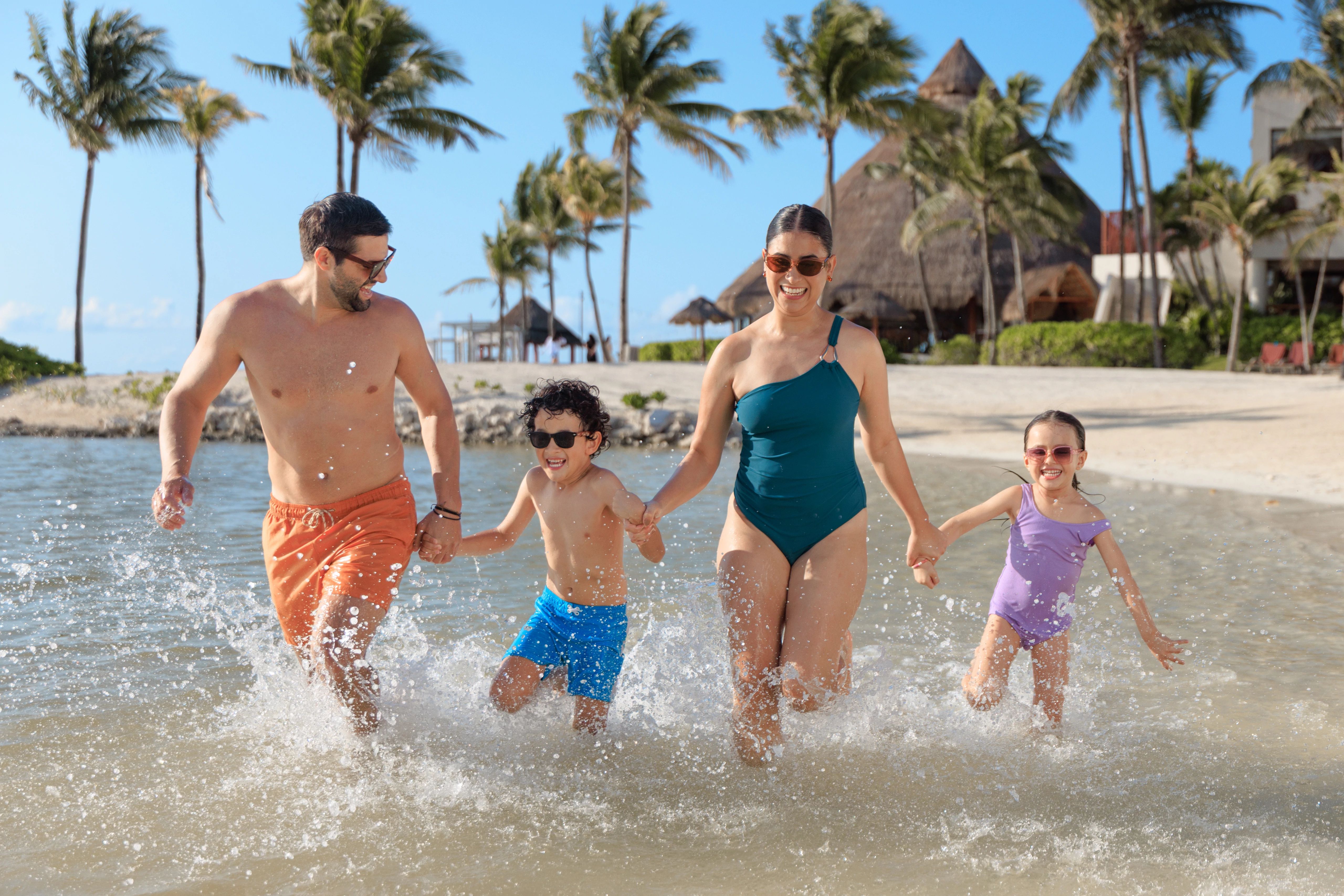 Familia caminando en la playa