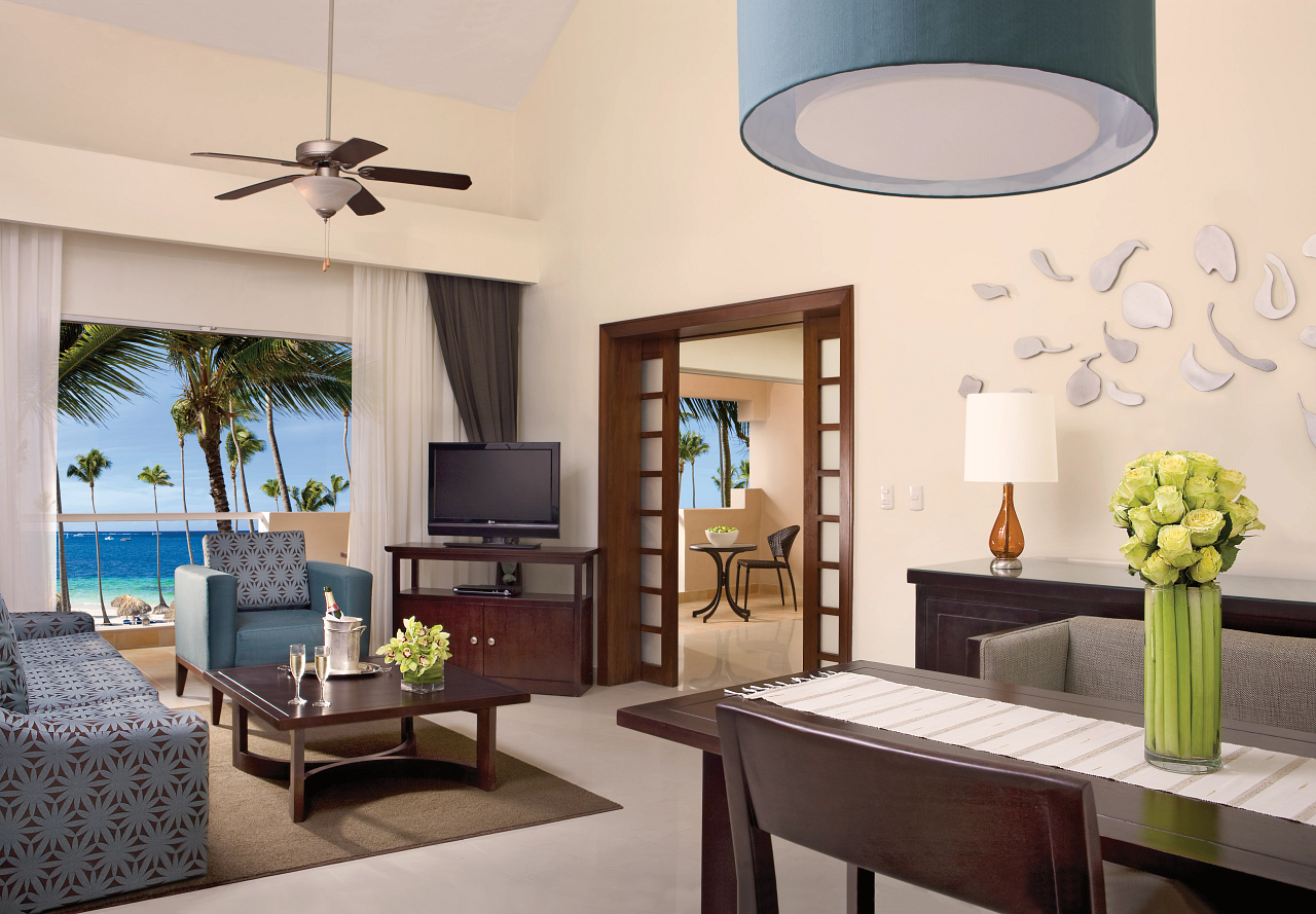 Amplia suite con vista al océano en Dreams Palm Beach Punta Cana