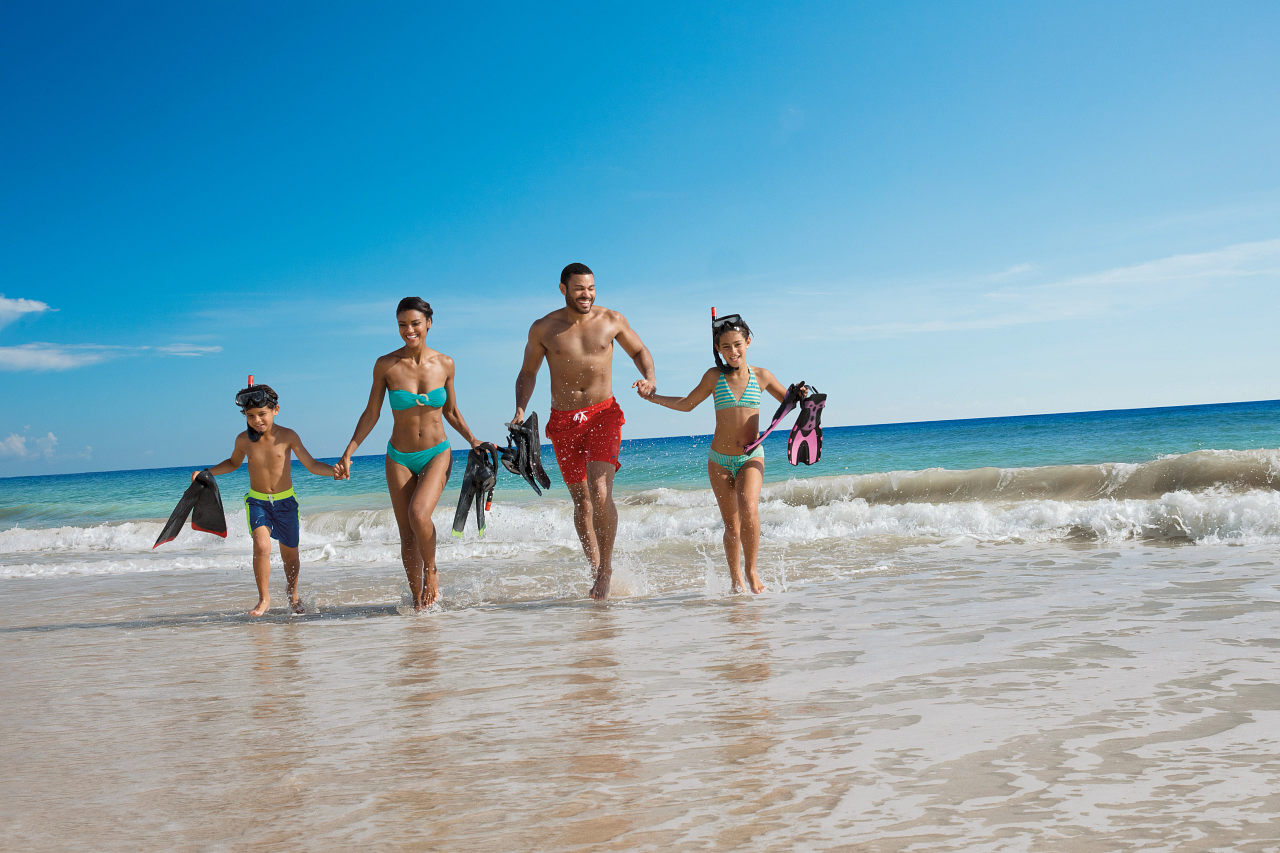 Familia practicando snorkel en Dreams Punta Cana