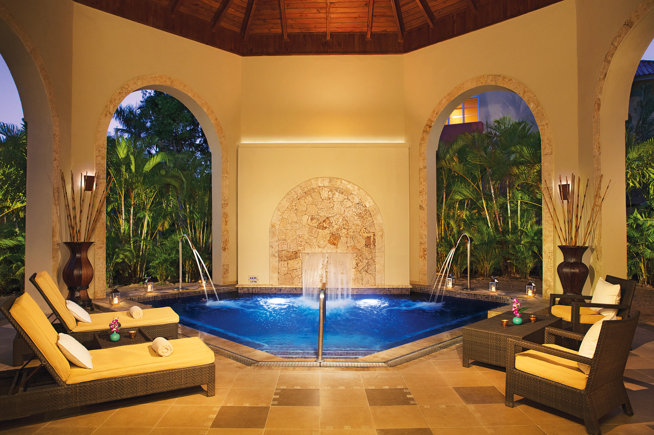 Piscina de hidromasaje en el Spa de Dreams Punta Cana