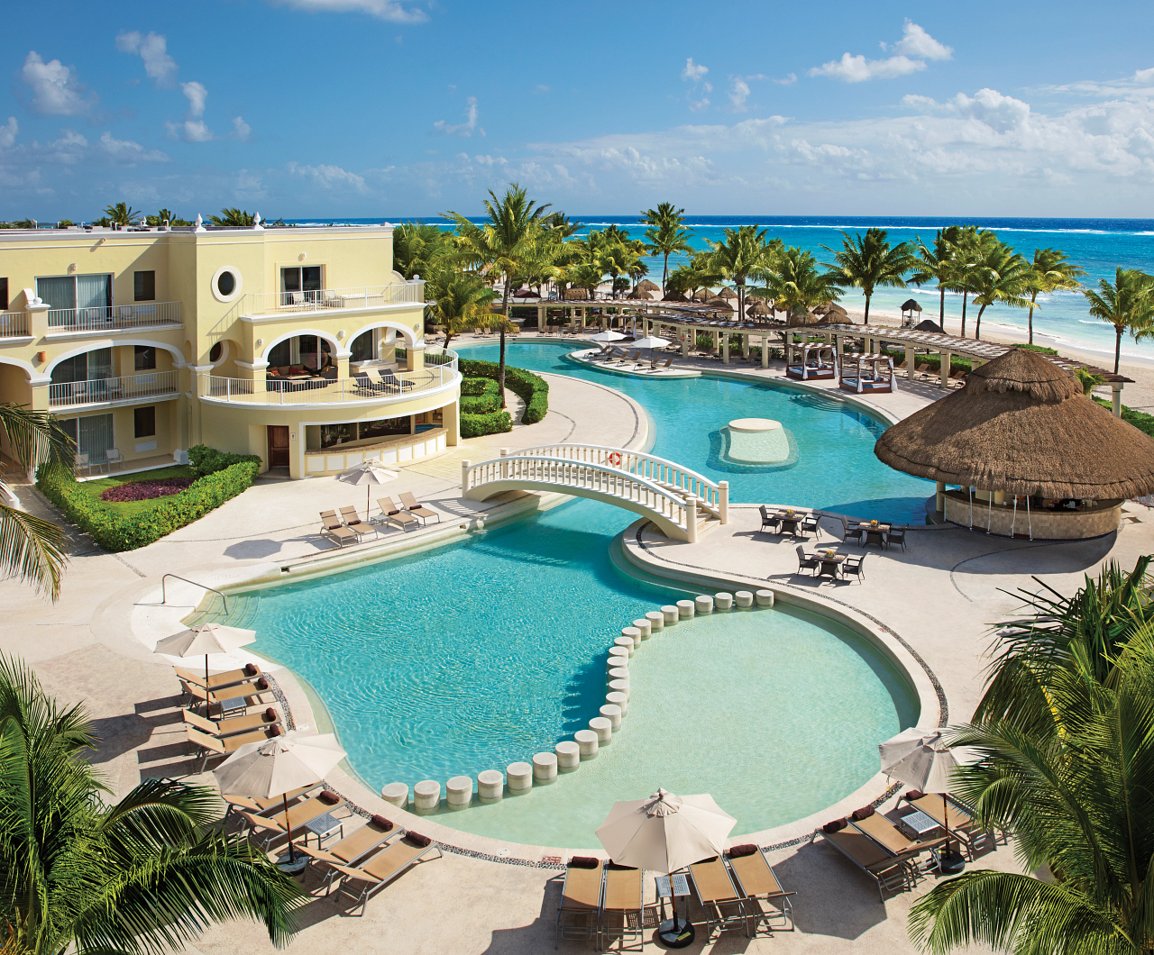 Piscinas panorámicas de Dreams Tulum frente al mar Caribe