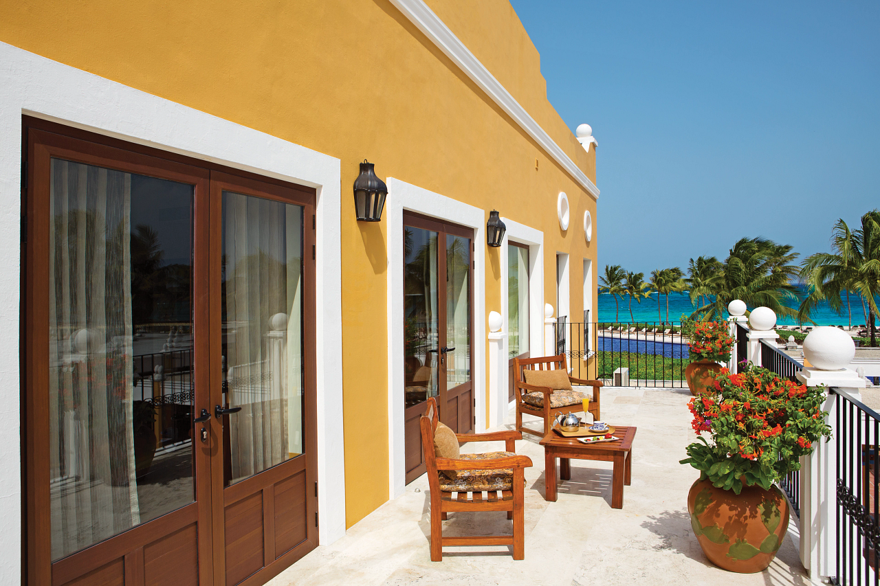 Terraza elegante con vista al mar en Dreams Tulum