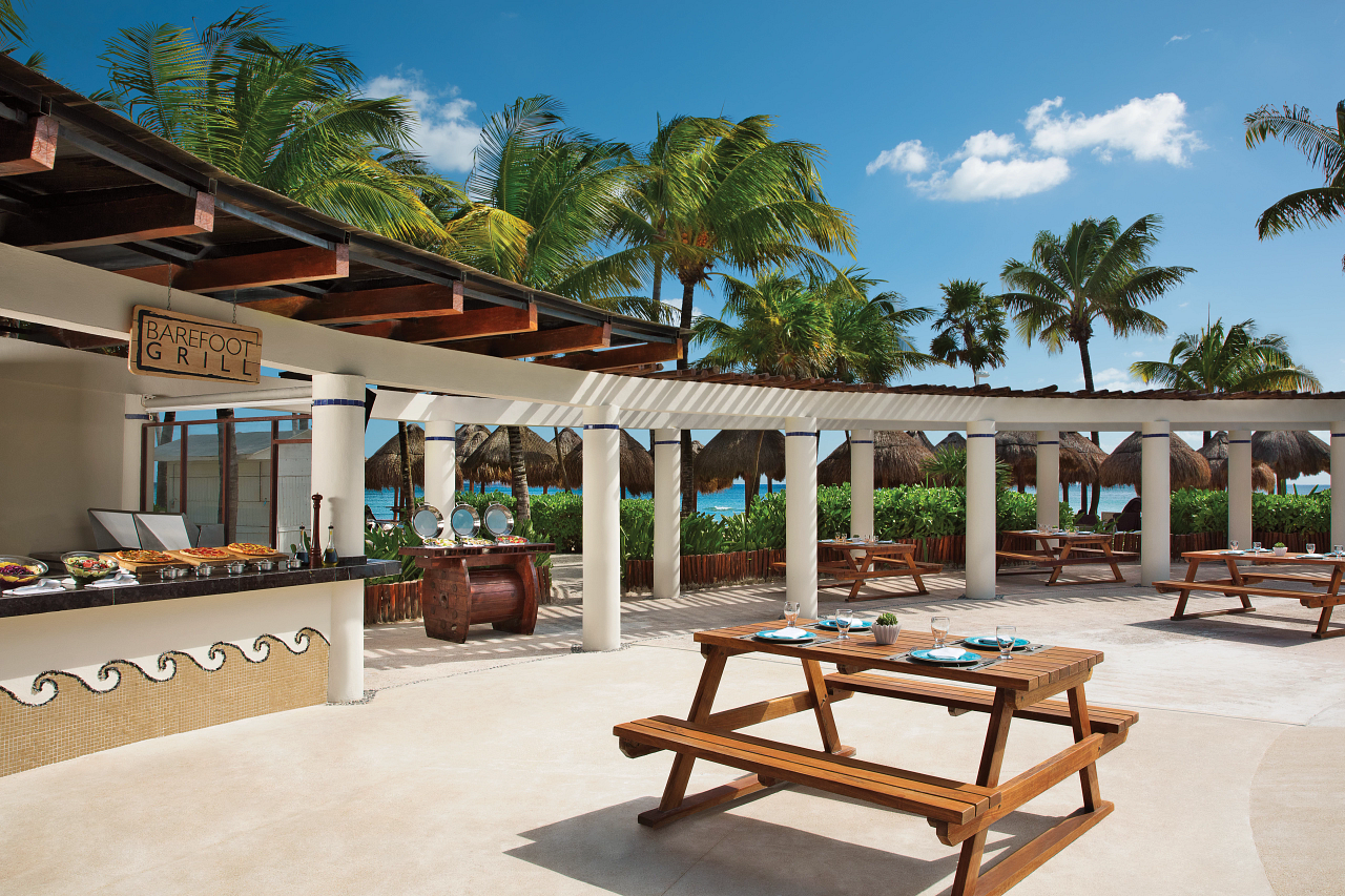 Restaurante Barefoot Grill junto a la playa en Dreams Tulum