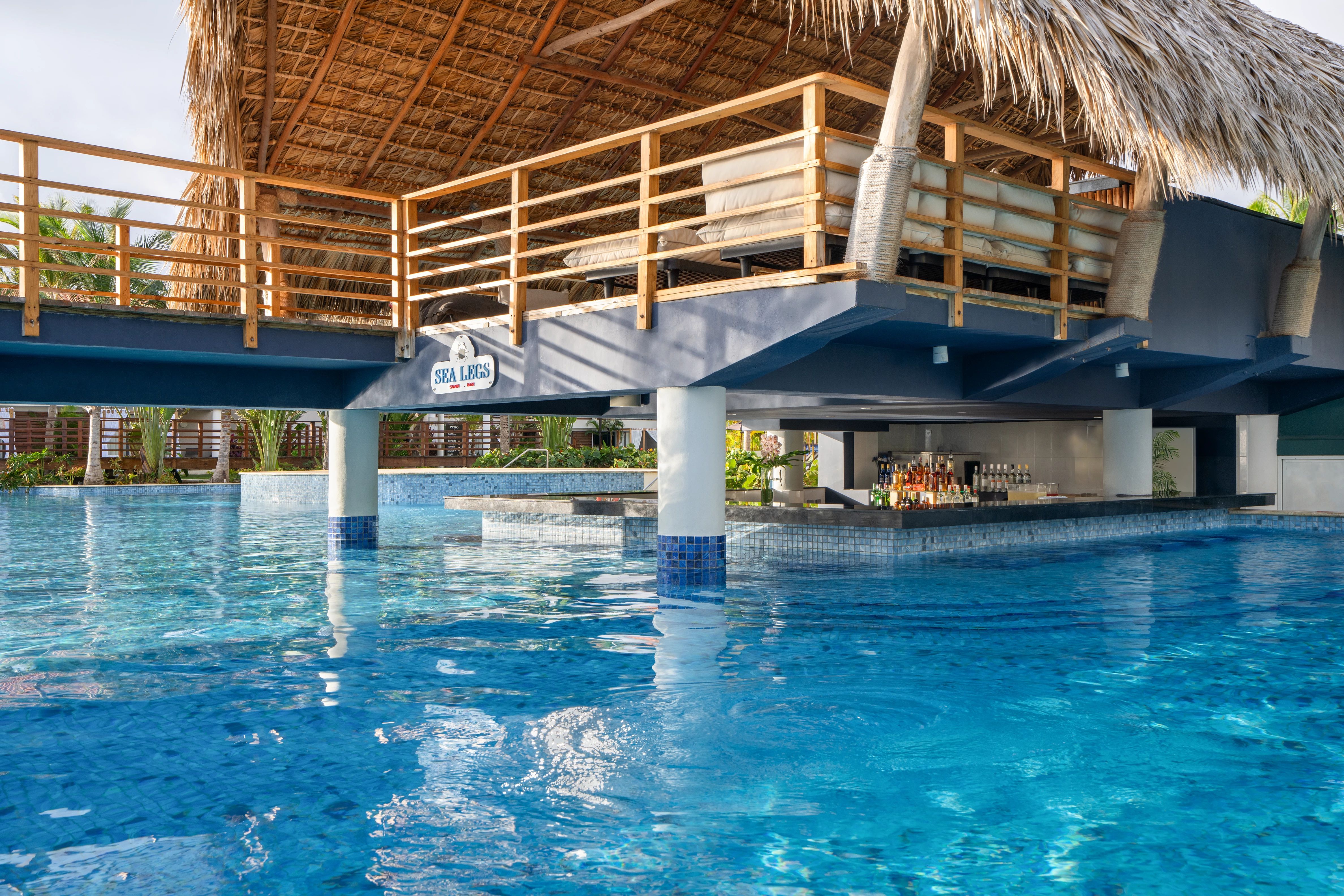 Área acuática con swim-up bar en Dreams Flora Punta Cana