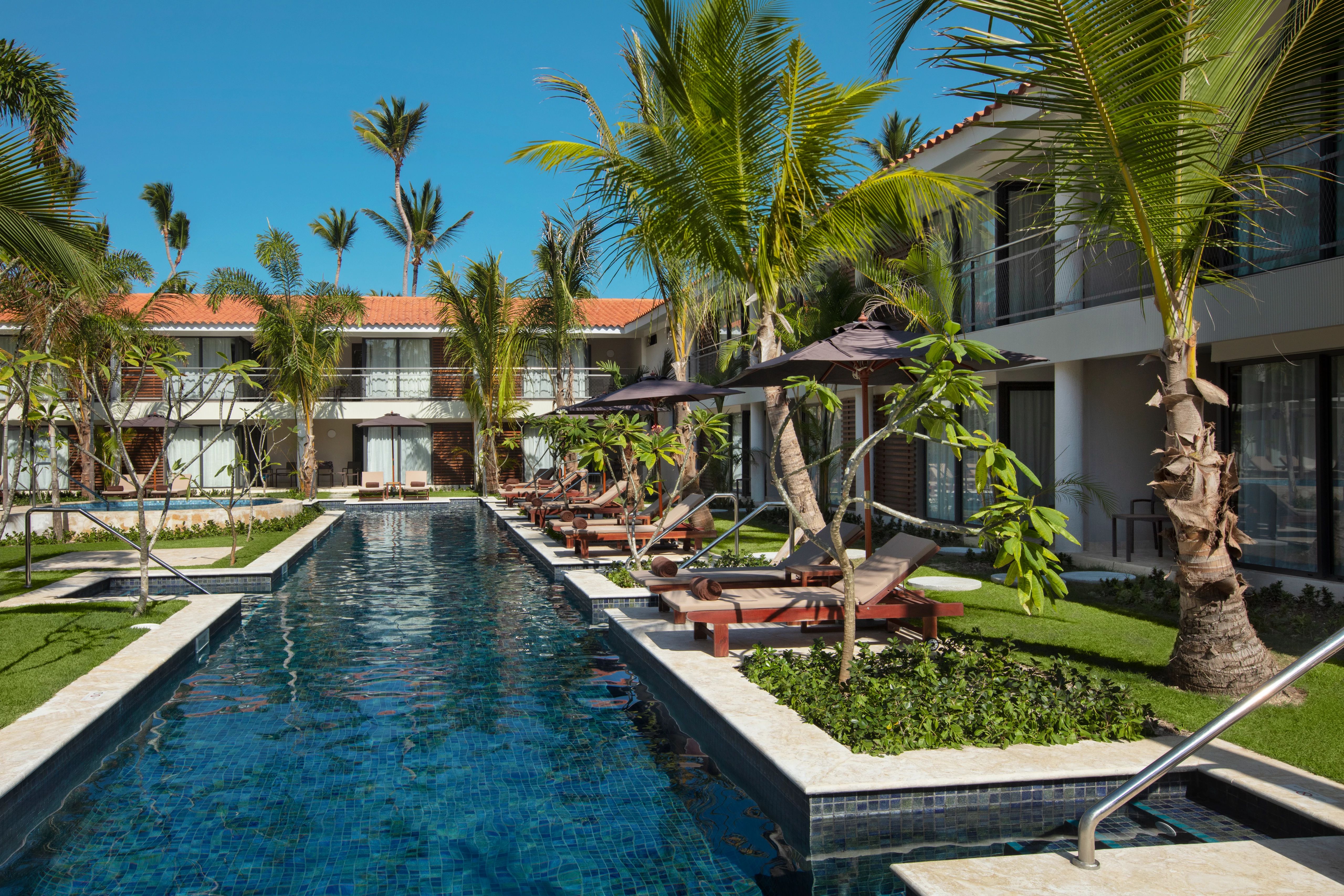 Piscina tipo canal con habitaciones con acceso directo