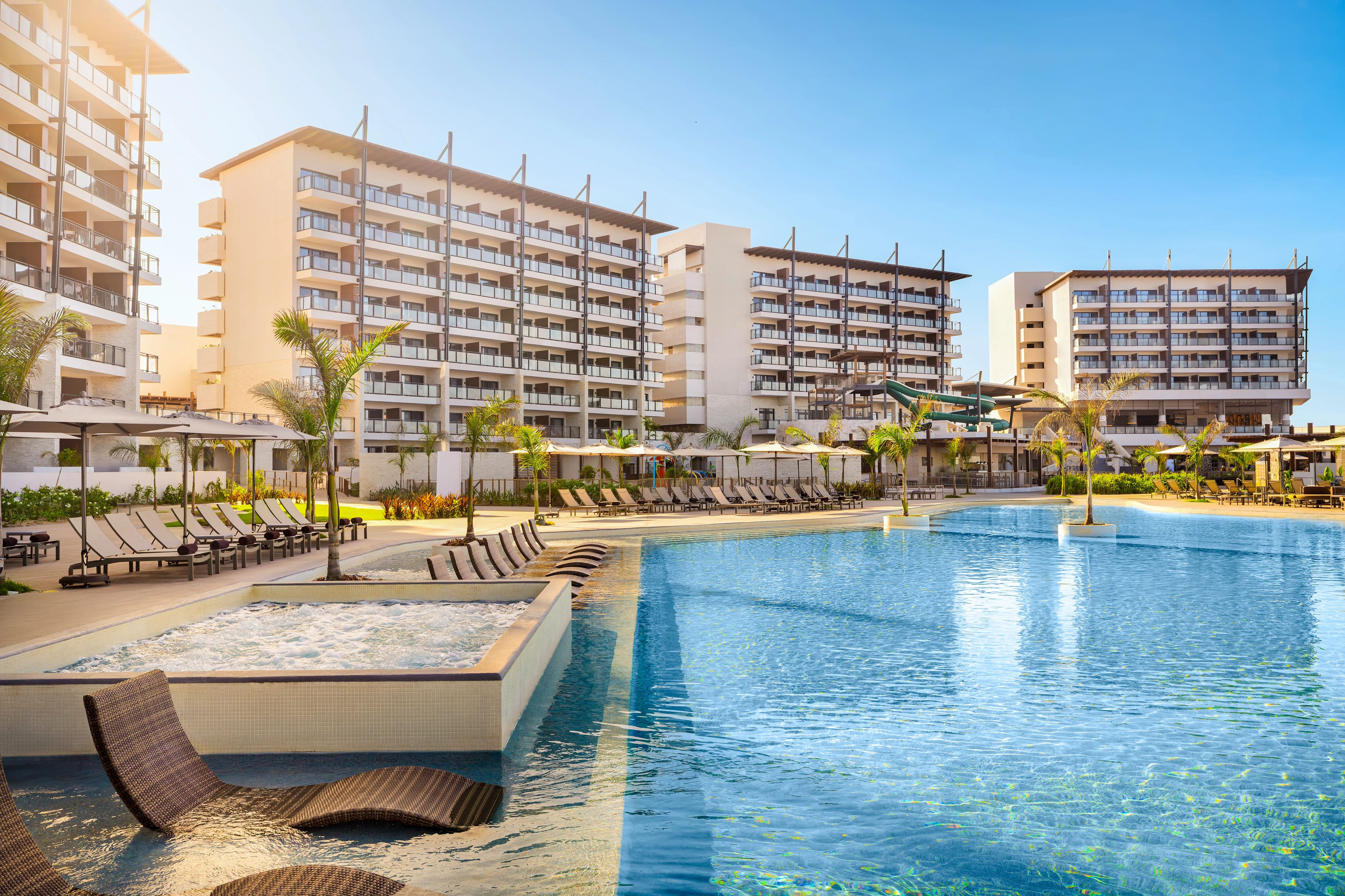 Área de piscinas en Dreams Estrella del Mar Mazatlán