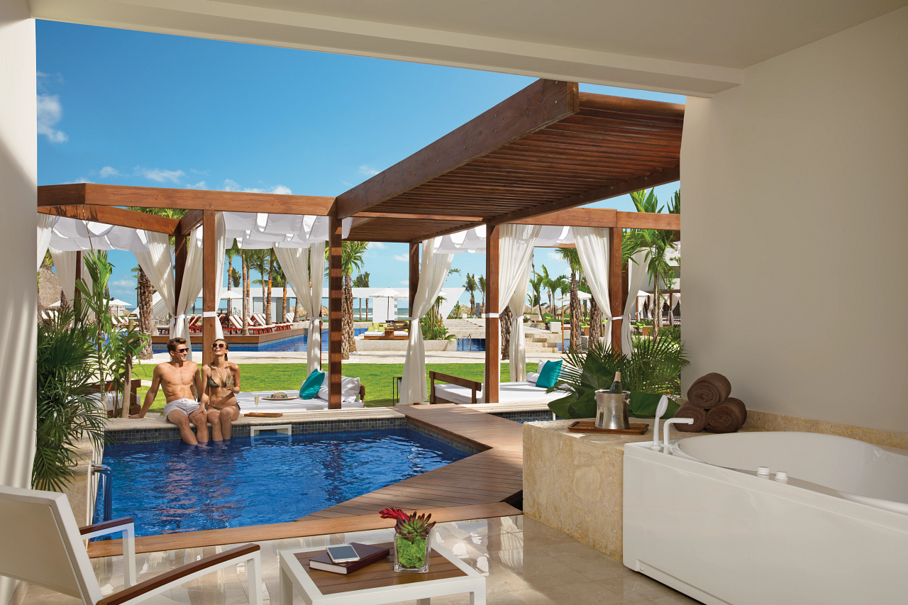 Suite con piscina semiprivada y jacuzzi