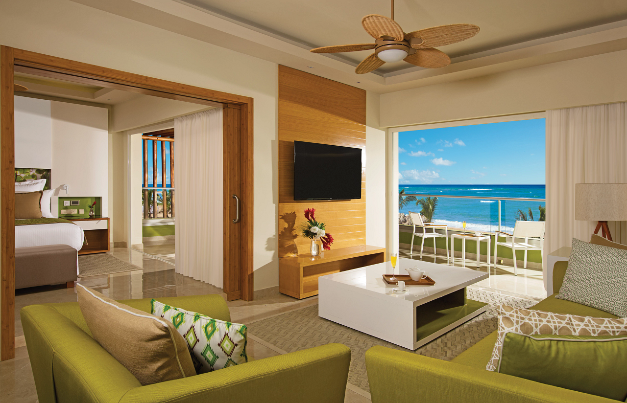 Amplia suite con sala de estar y vistas al mar