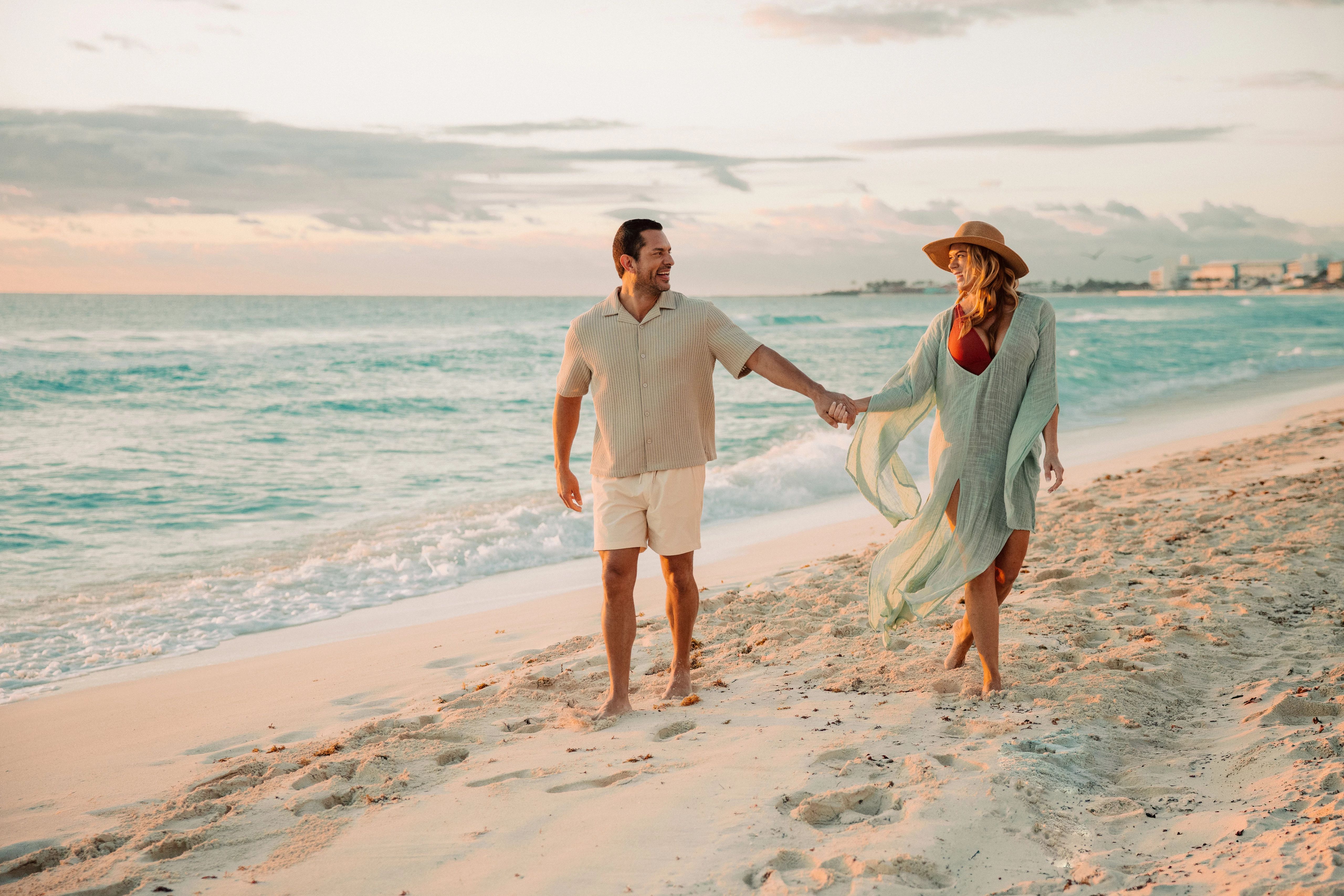 Pareja caminando en la playa