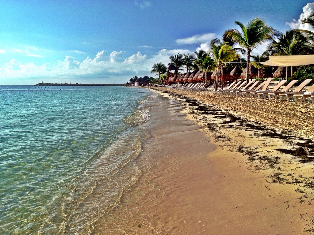 Camastros en Playa Mujeres