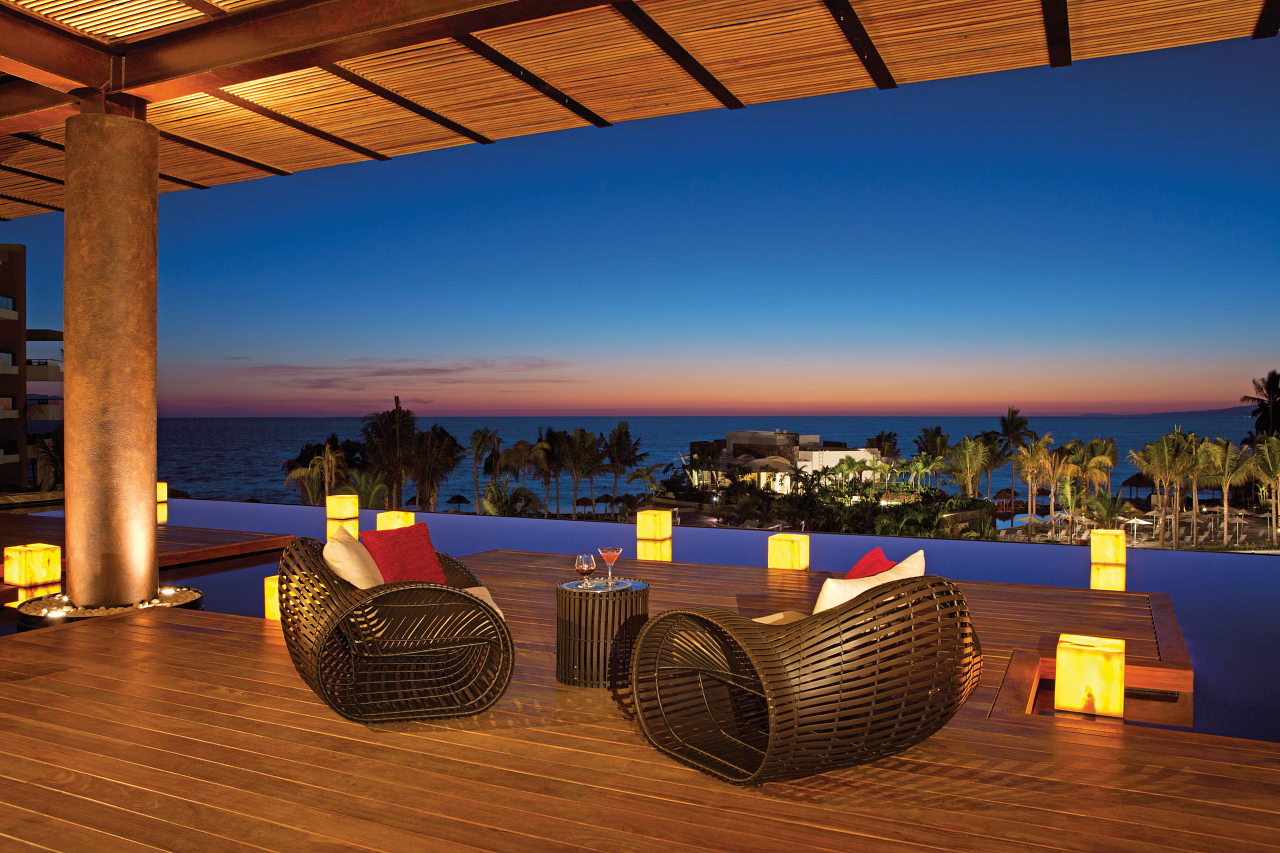 Terraza Lounge del Lobby de Noche