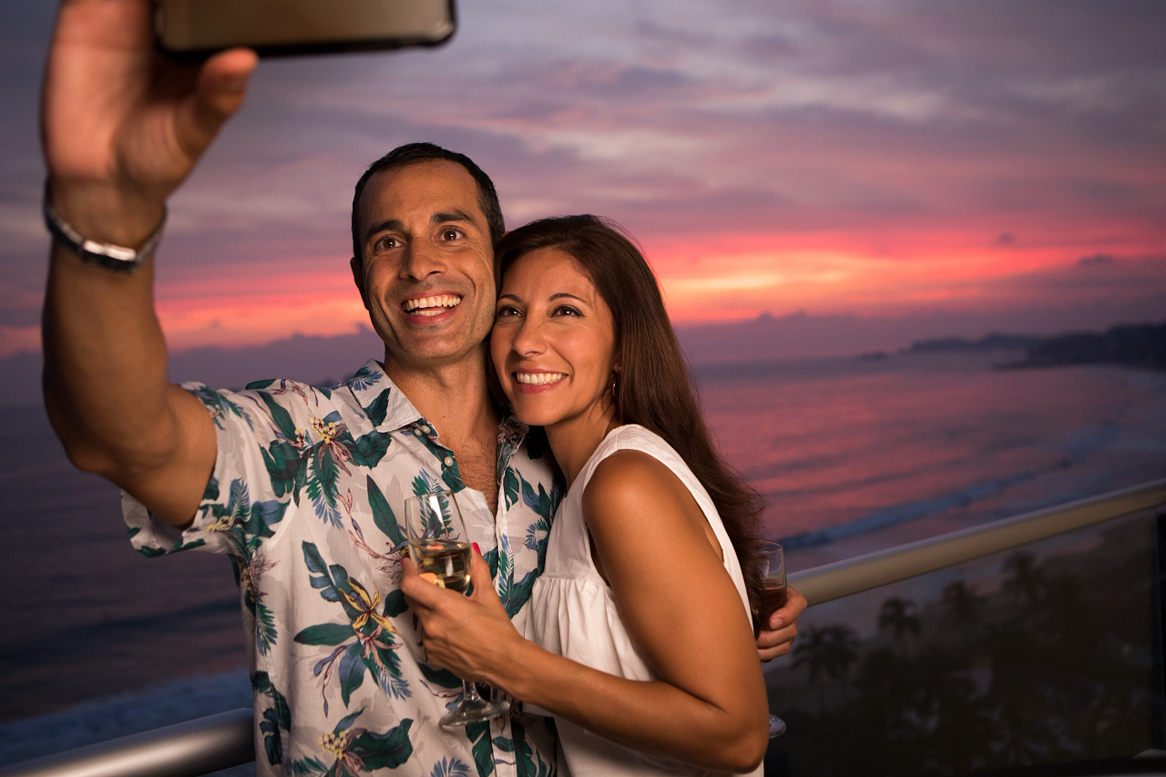 Pareja al Atardecer en Balcón