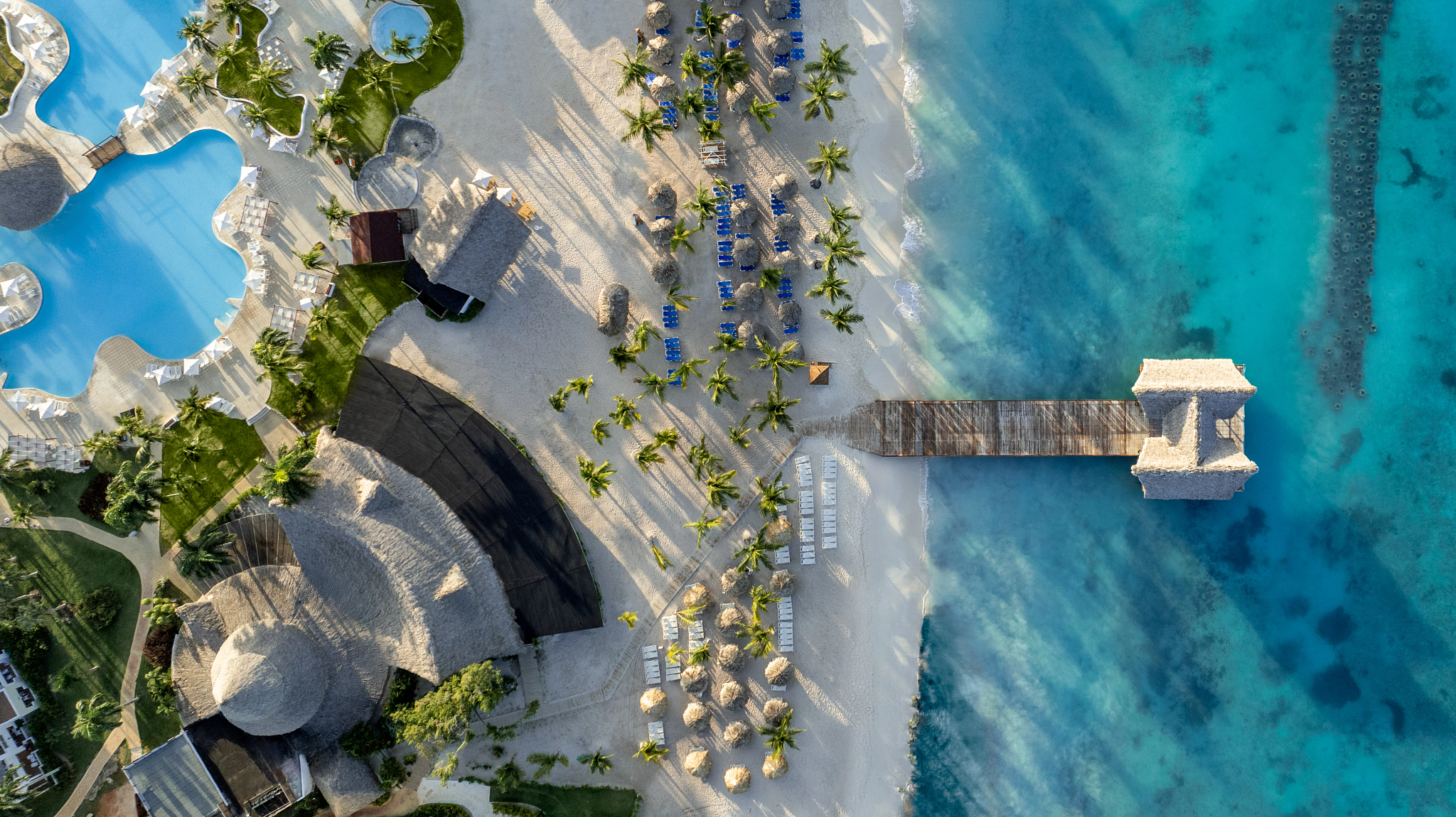 Vista aérea de la playa y muelle